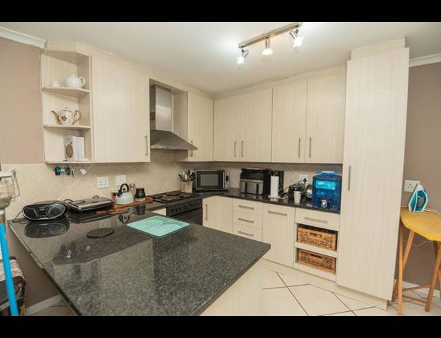 3 BEDROOM TOWNHOUSE FOR SALE IN BEVERLEY GROVE